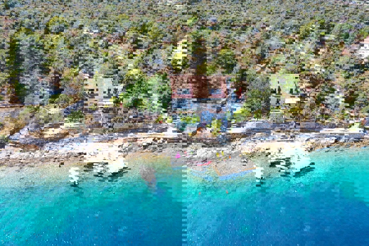 Casa in posizione eccellente sul mare su tre piani