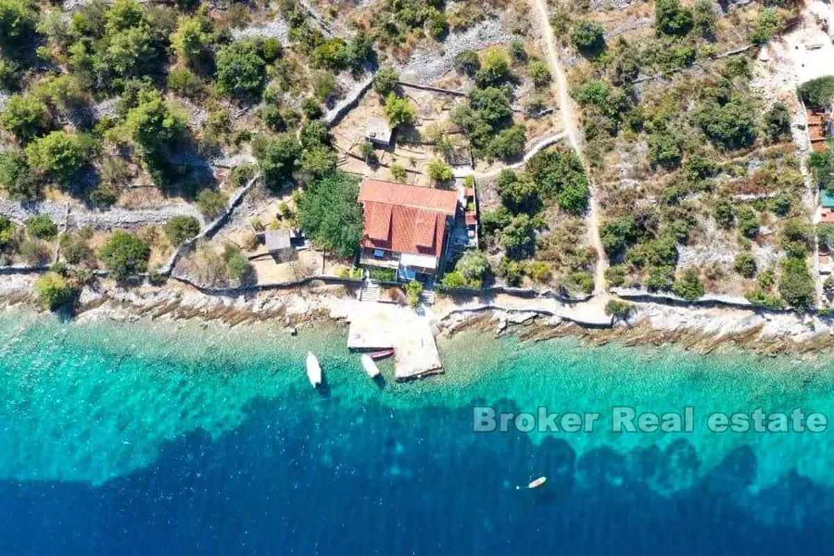 Casa indipendente, su tre piani, fronte mare