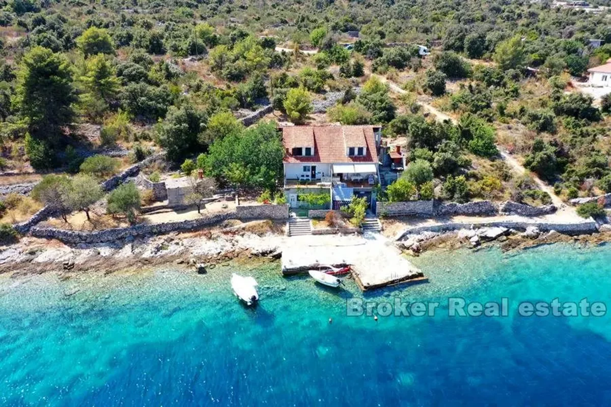 Casa indipendente, su tre piani, fronte mare