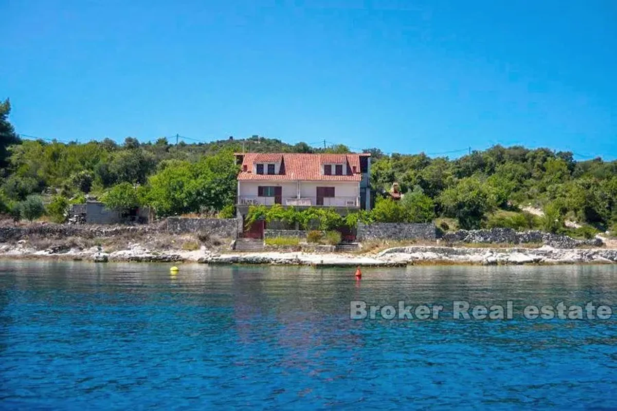 Casa indipendente, su tre piani, fronte mare