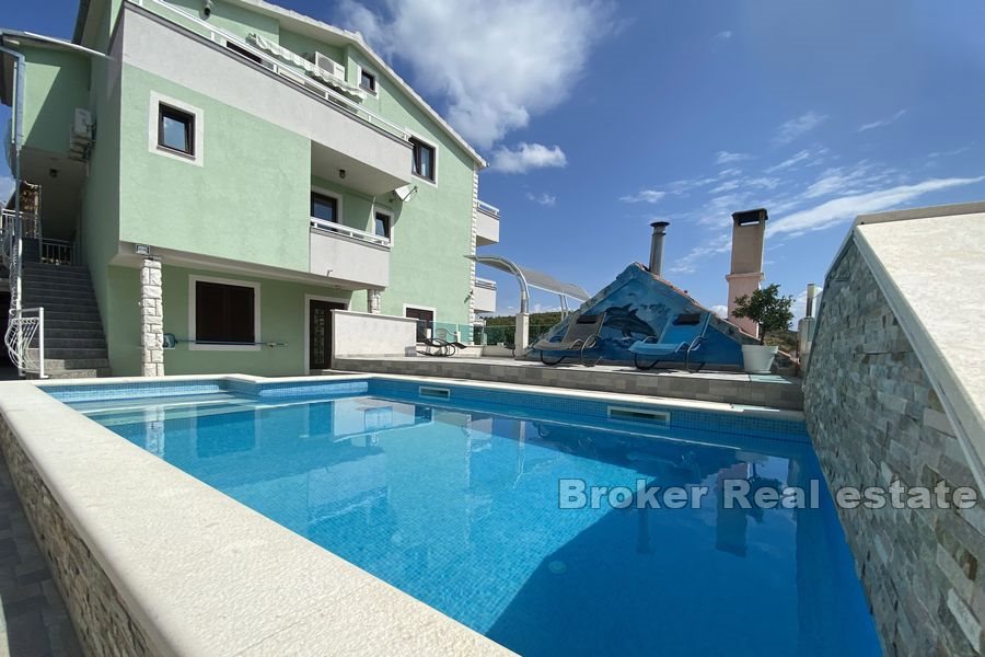 Casa con piscina e vista mare