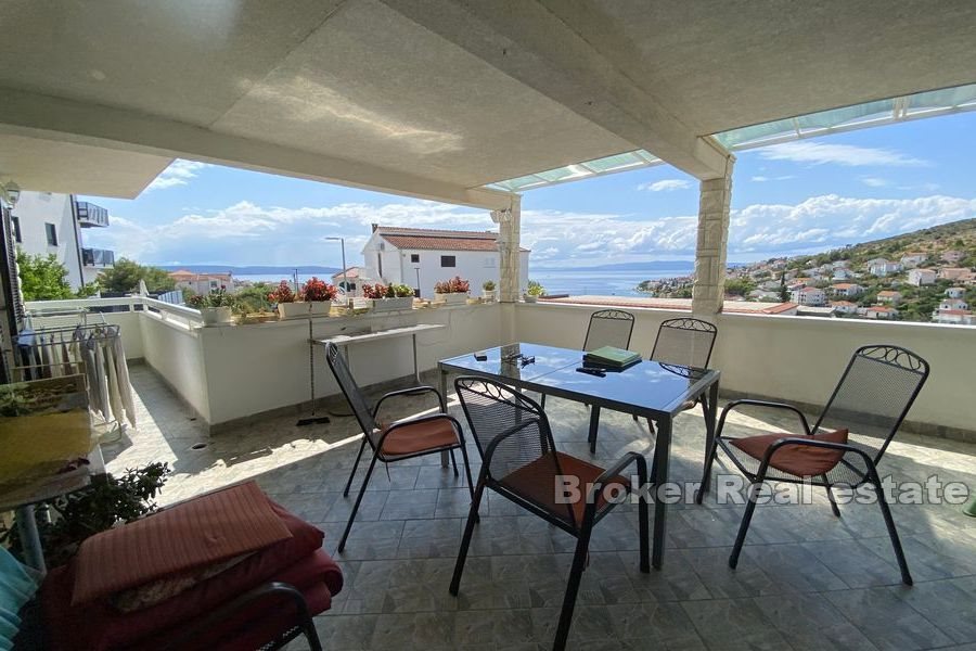 Casa con piscina e vista mare