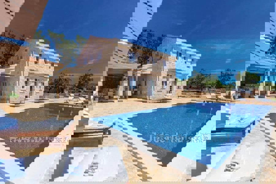 Villa in pietra con vista panoramica sul mare