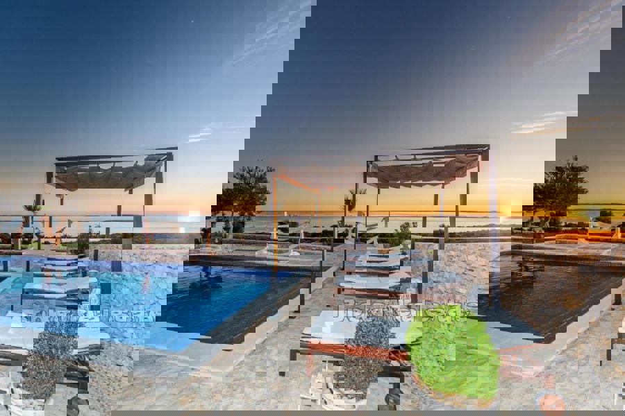 Villa in pietra con vista panoramica sul mare