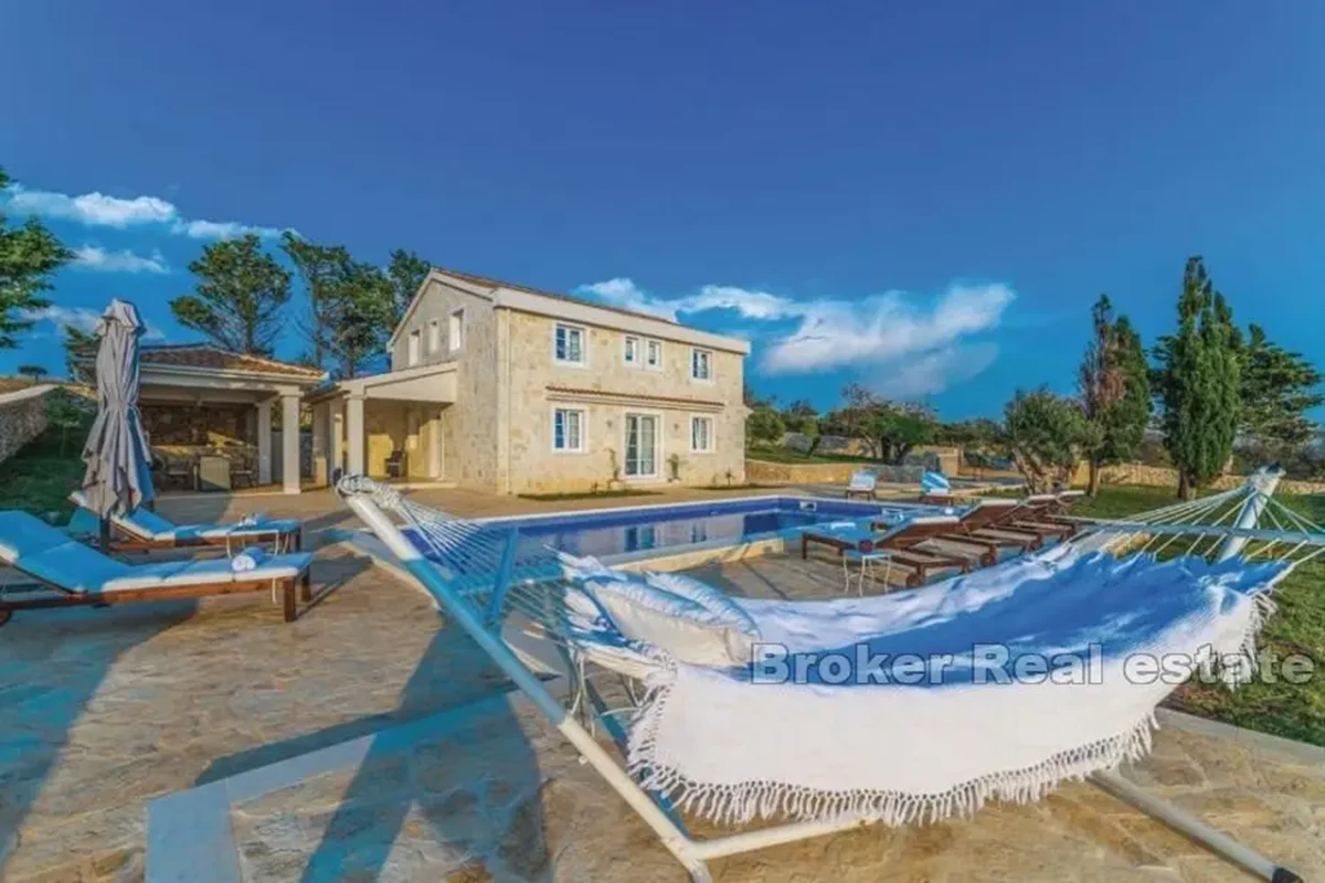 Villa in pietra con vista panoramica sul mare