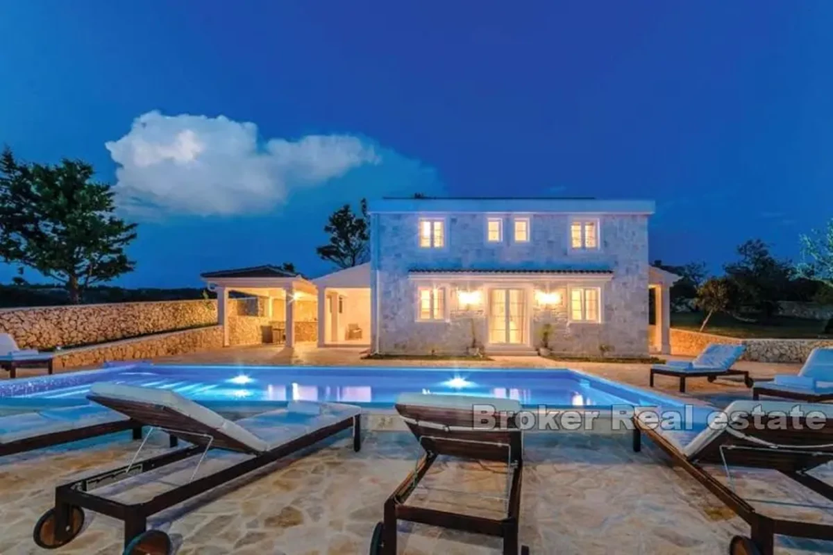 Villa in pietra con vista panoramica sul mare