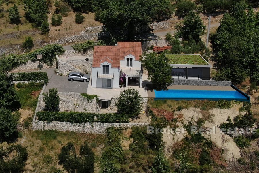 Proprietà unica con piscina e vista mare