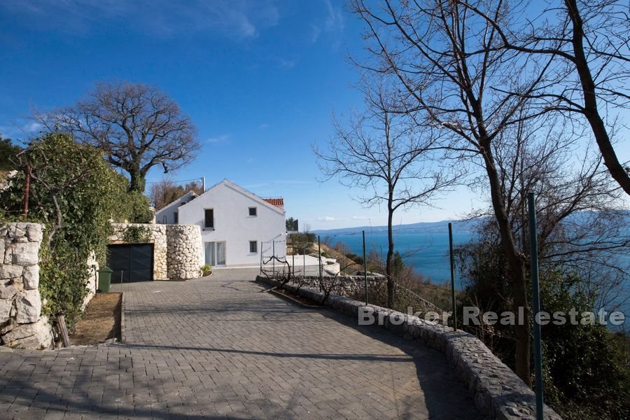 Proprietà unica con piscina e vista mare