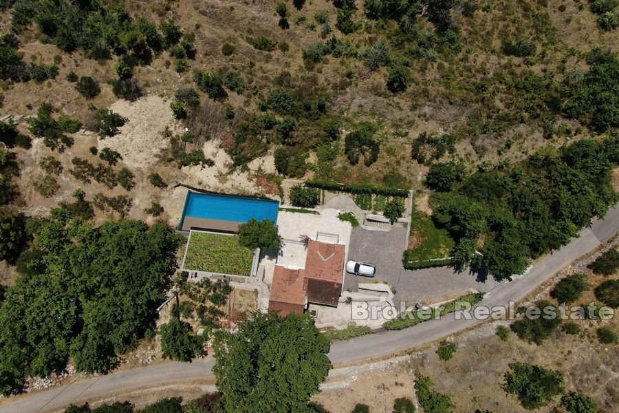 Proprietà unica con piscina e vista mare