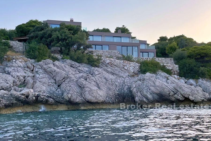 Bella villa con piscina, prima fila sul mare