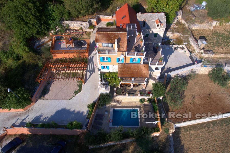 Casale in pietra con piscina e vista mare aperta