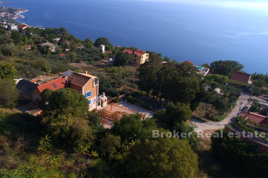 Casale in pietra con piscina e vista mare aperta