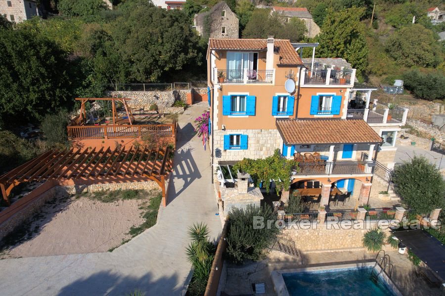 Casale in pietra con piscina e vista mare aperta