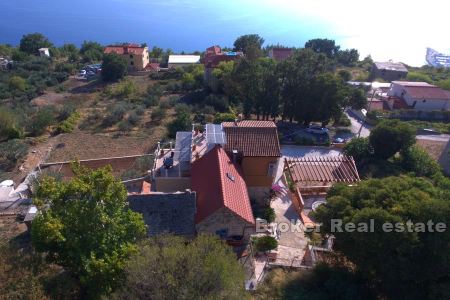 Casale in pietra con piscina e vista mare aperta