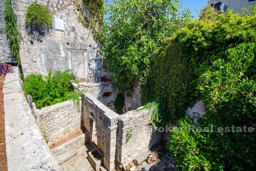 Proprietà in pietra nel centro della città