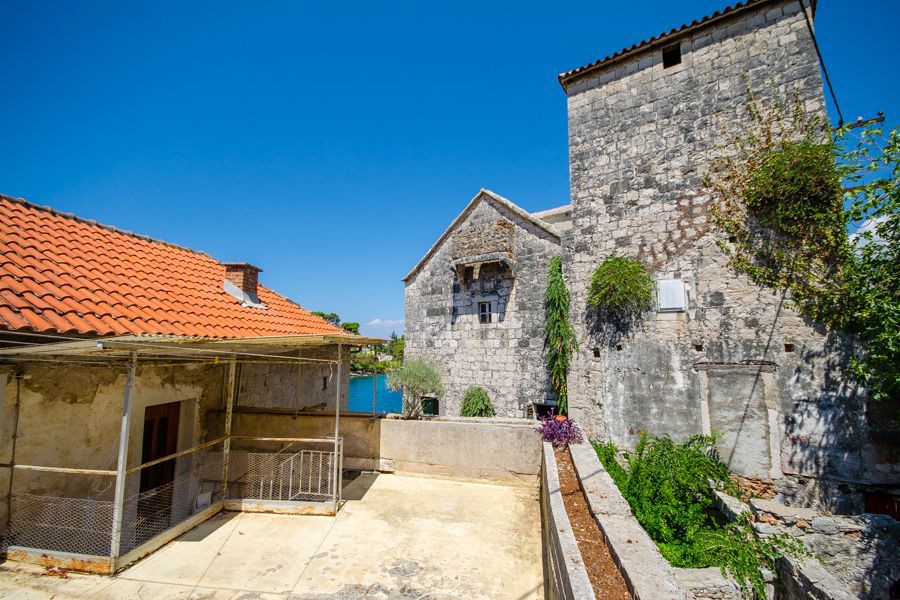 Proprietà in pietra nel centro della città