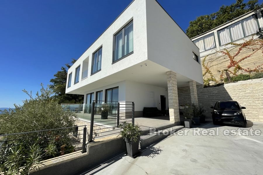 Villa con piscina e vista mare aperta