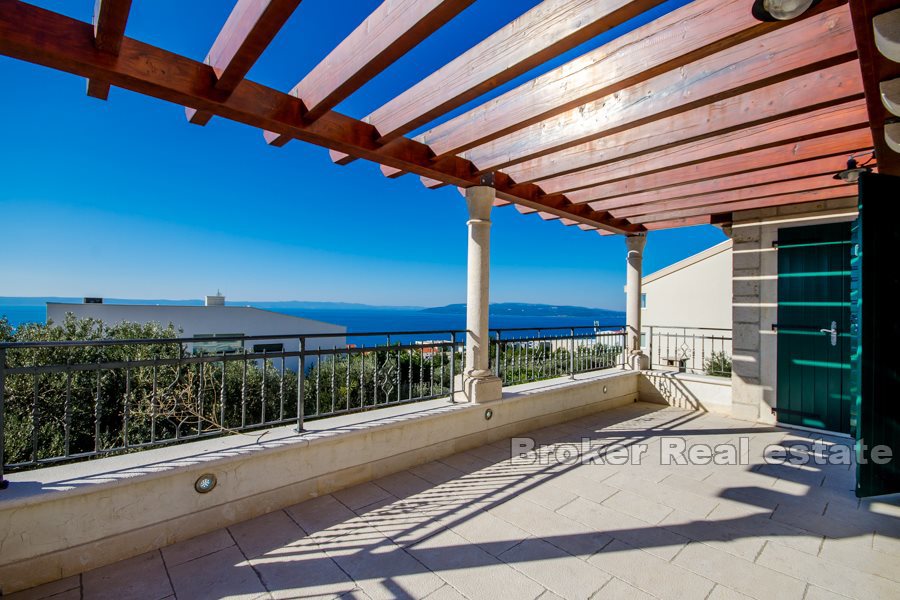 Villa in pietra con vista sul mare aperto