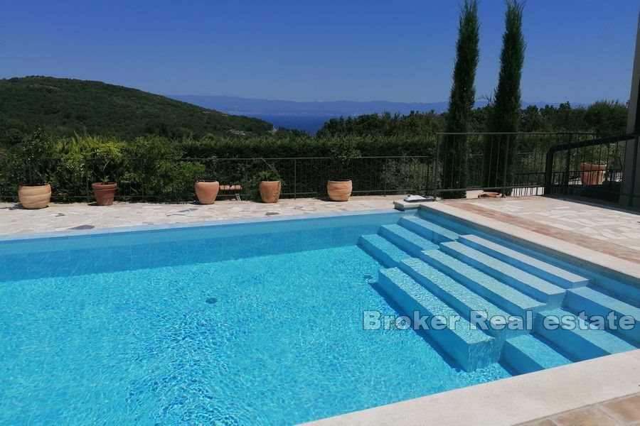 Proprietà con piscina e vista mare