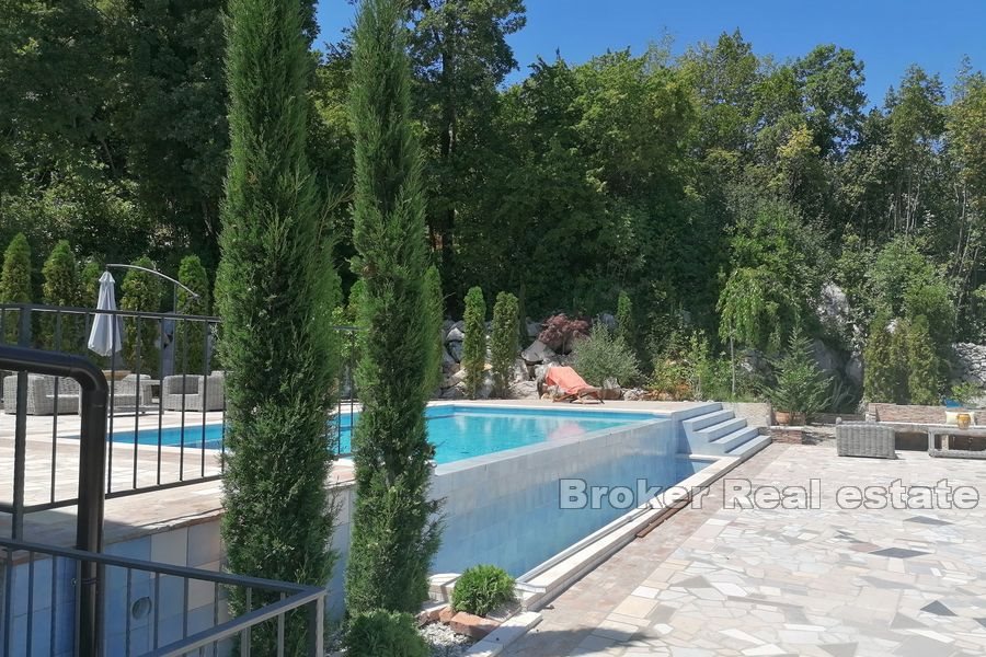 Proprietà con piscina e vista mare