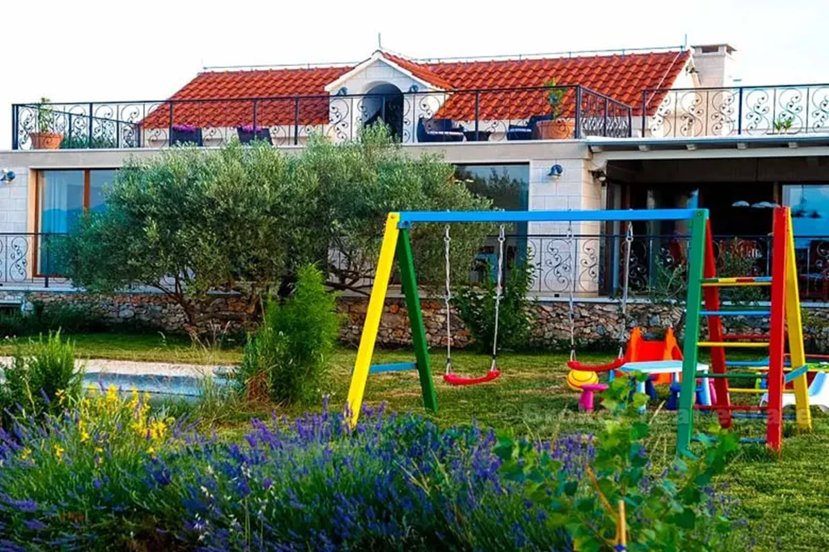 Bella villa con vista mozzafiato sul mare, in vendita