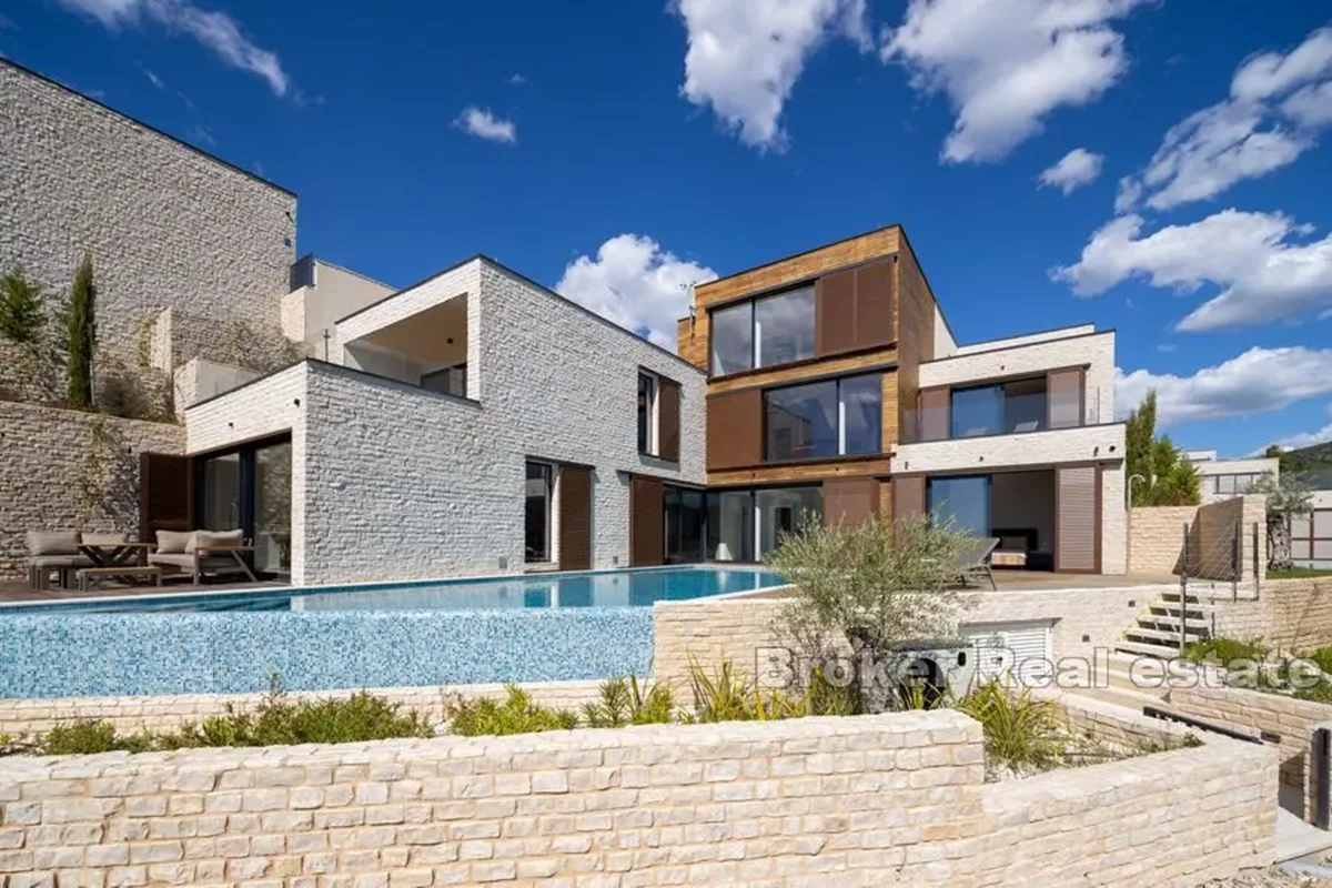 Villa di lusso con piscina, prima fila al mare