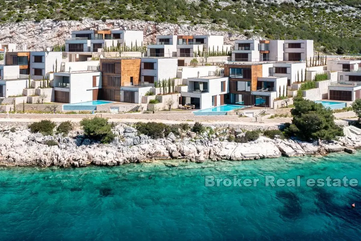 Villa di lusso con piscina, prima fila al mare