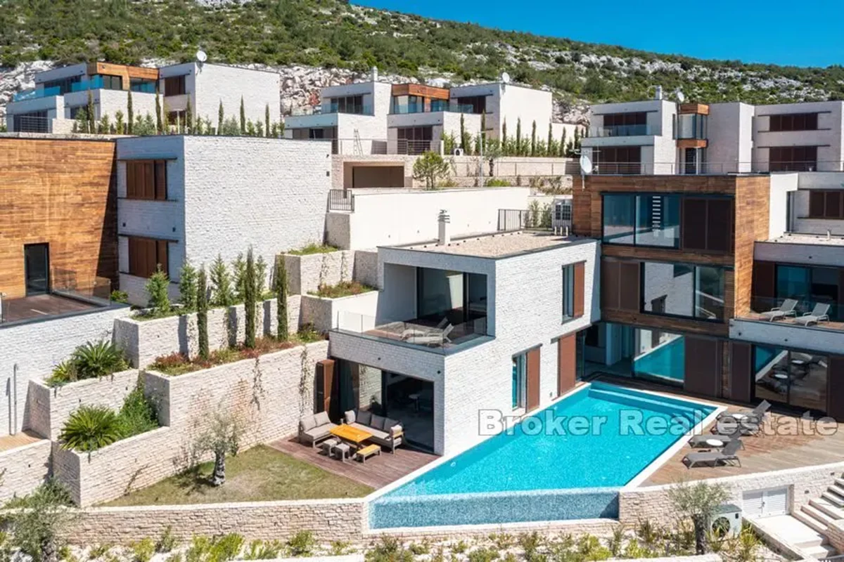 Villa di lusso con piscina, prima fila al mare