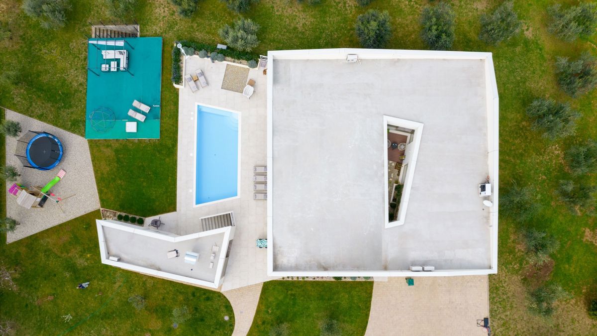 Casa moderna con piscina