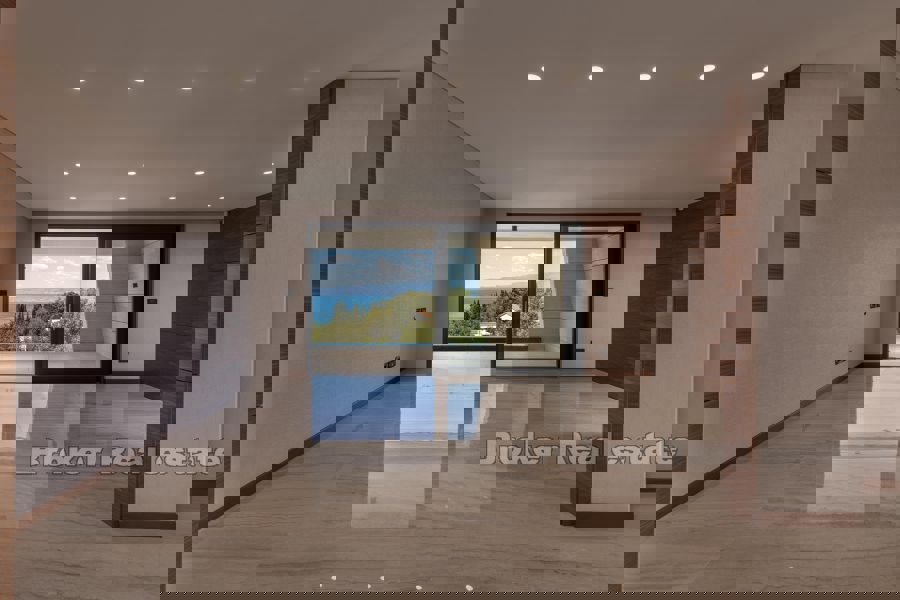 Attico di lusso con piscina e vista mare