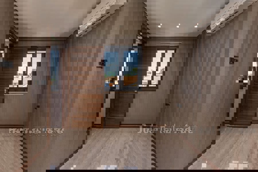 Attico di lusso con piscina e vista mare