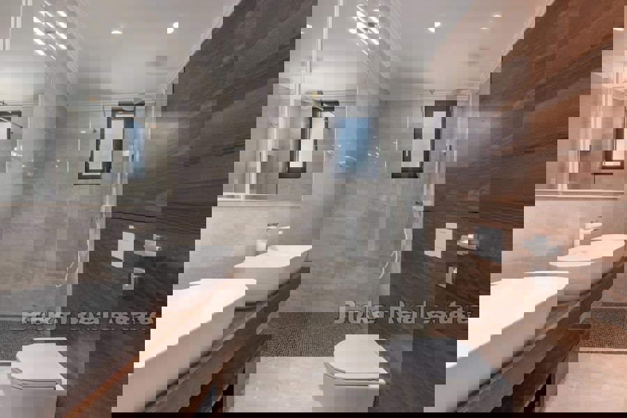 Attico di lusso con piscina e vista mare