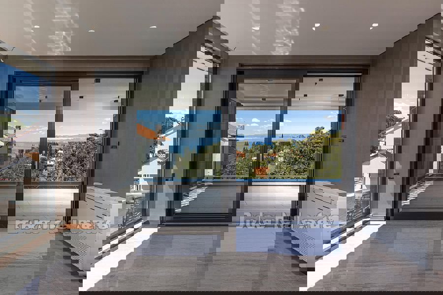 Attico di lusso con piscina e vista mare