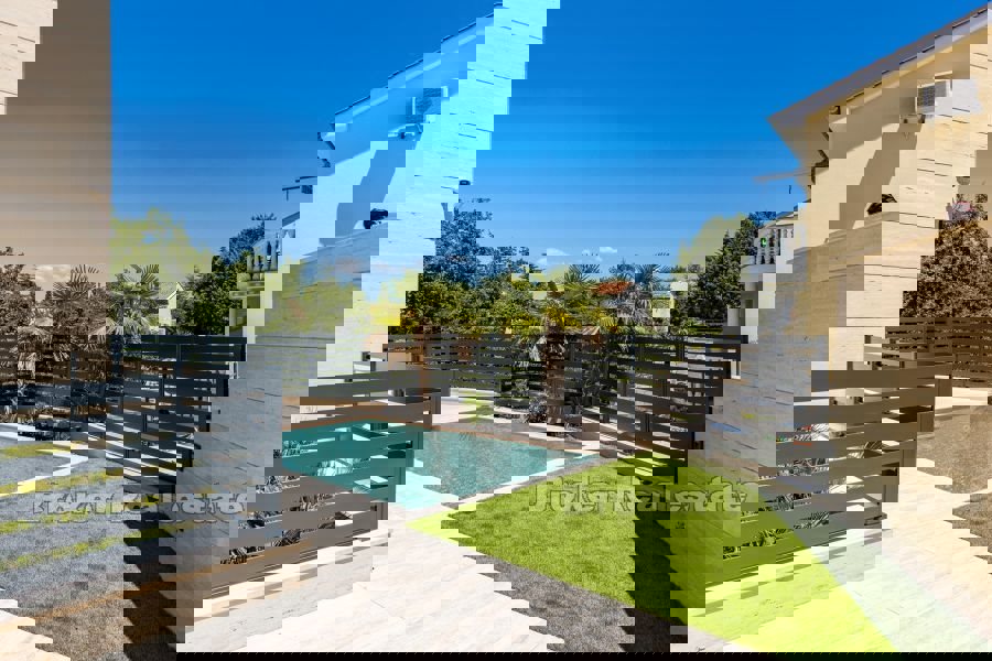 Attico di lusso con piscina e vista mare