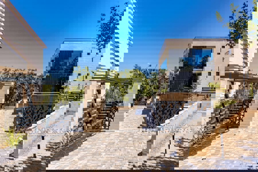 Attico di lusso con piscina e vista mare