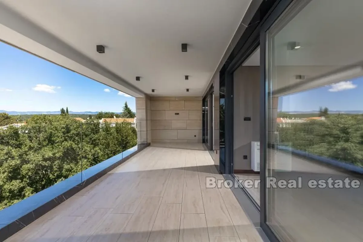 Attico di lusso con piscina e vista mare