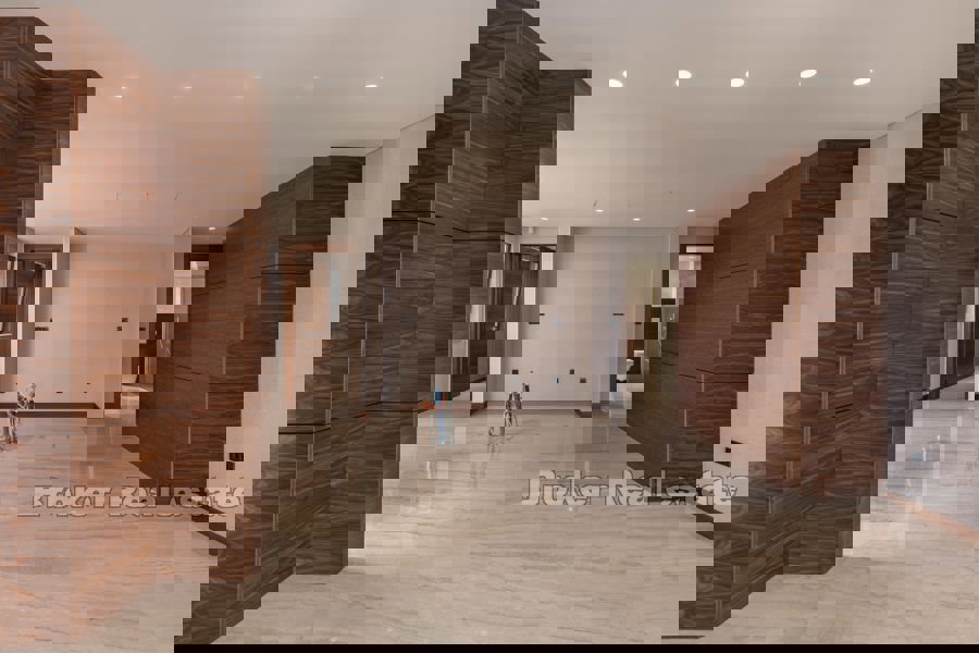 Attico di lusso con piscina e vista mare