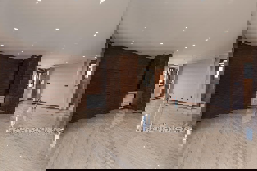 Attico di lusso con piscina e vista mare