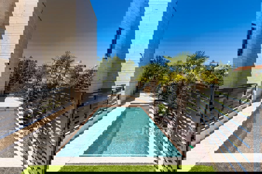 Attico di lusso con piscina e vista mare