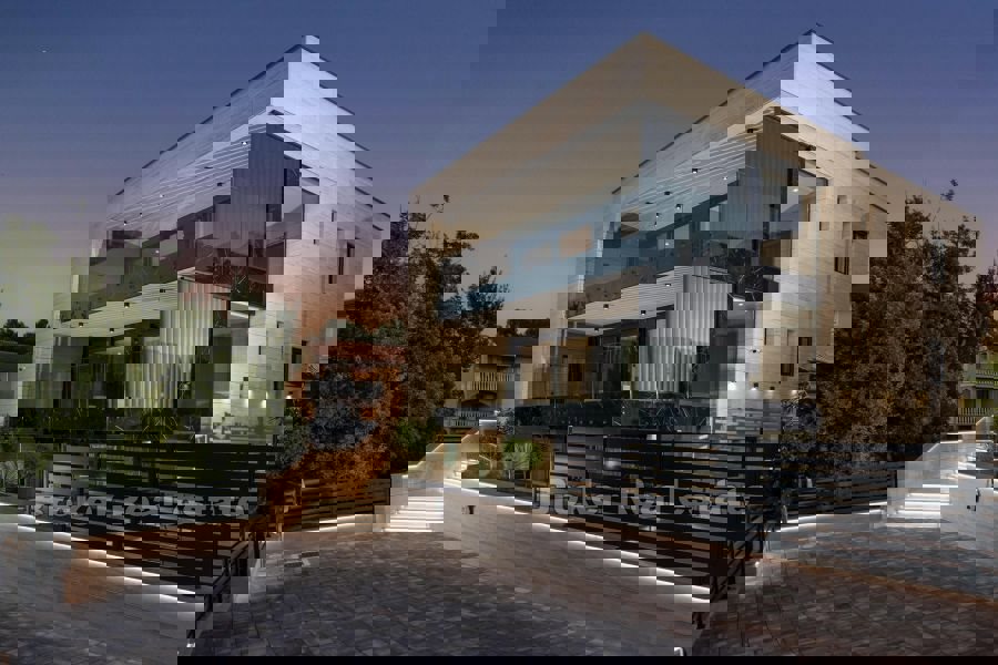 Attico di lusso con piscina e vista mare