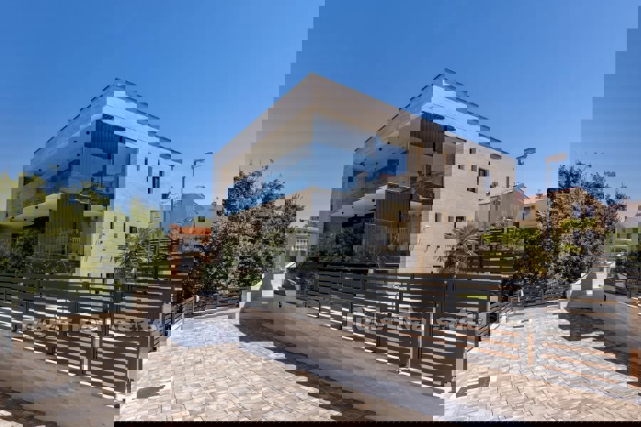 Attico di lusso con piscina e vista mare