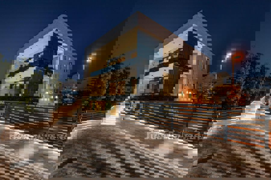 Attico di lusso con piscina e vista mare