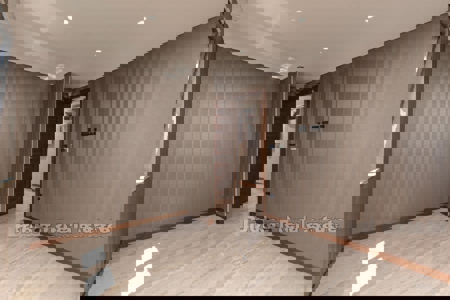 Attico di lusso con piscina e vista mare