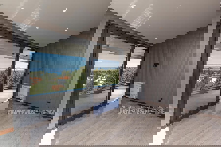 Attico di lusso con piscina e vista mare