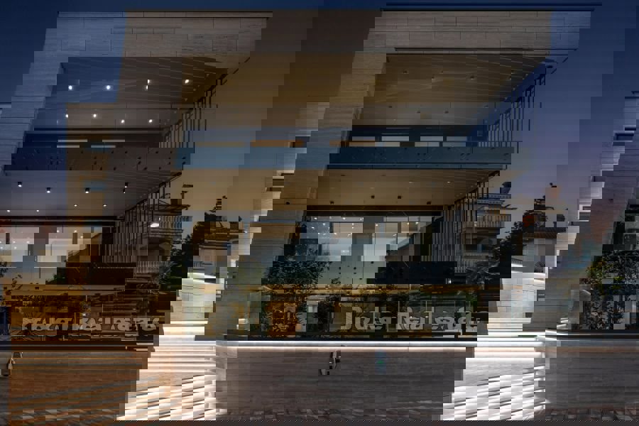 Attico di lusso con piscina e vista mare