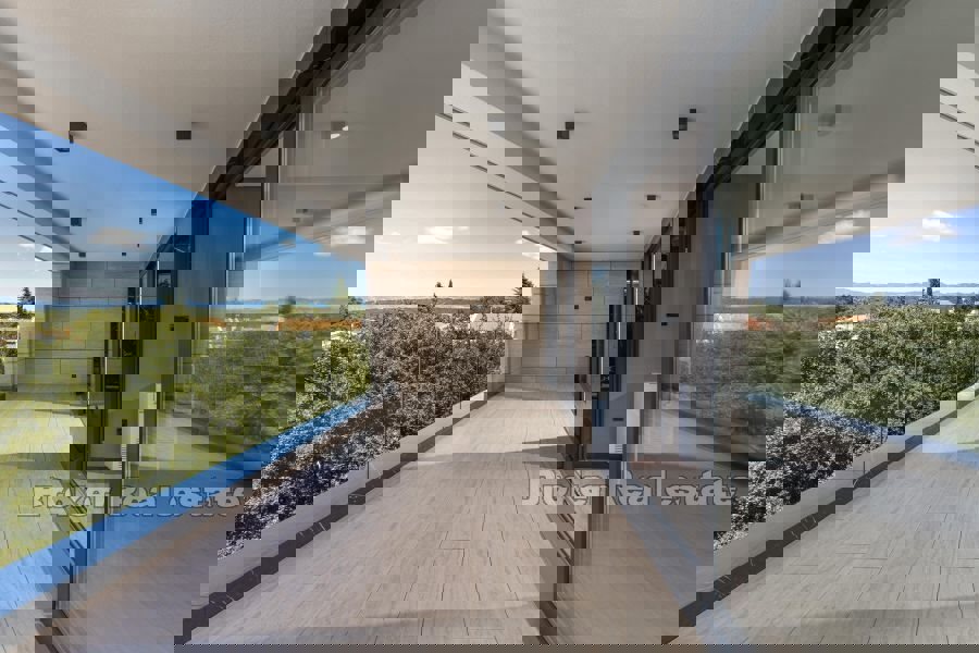 Attico di lusso con piscina e vista mare