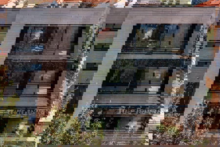 Attico di lusso con piscina e vista mare