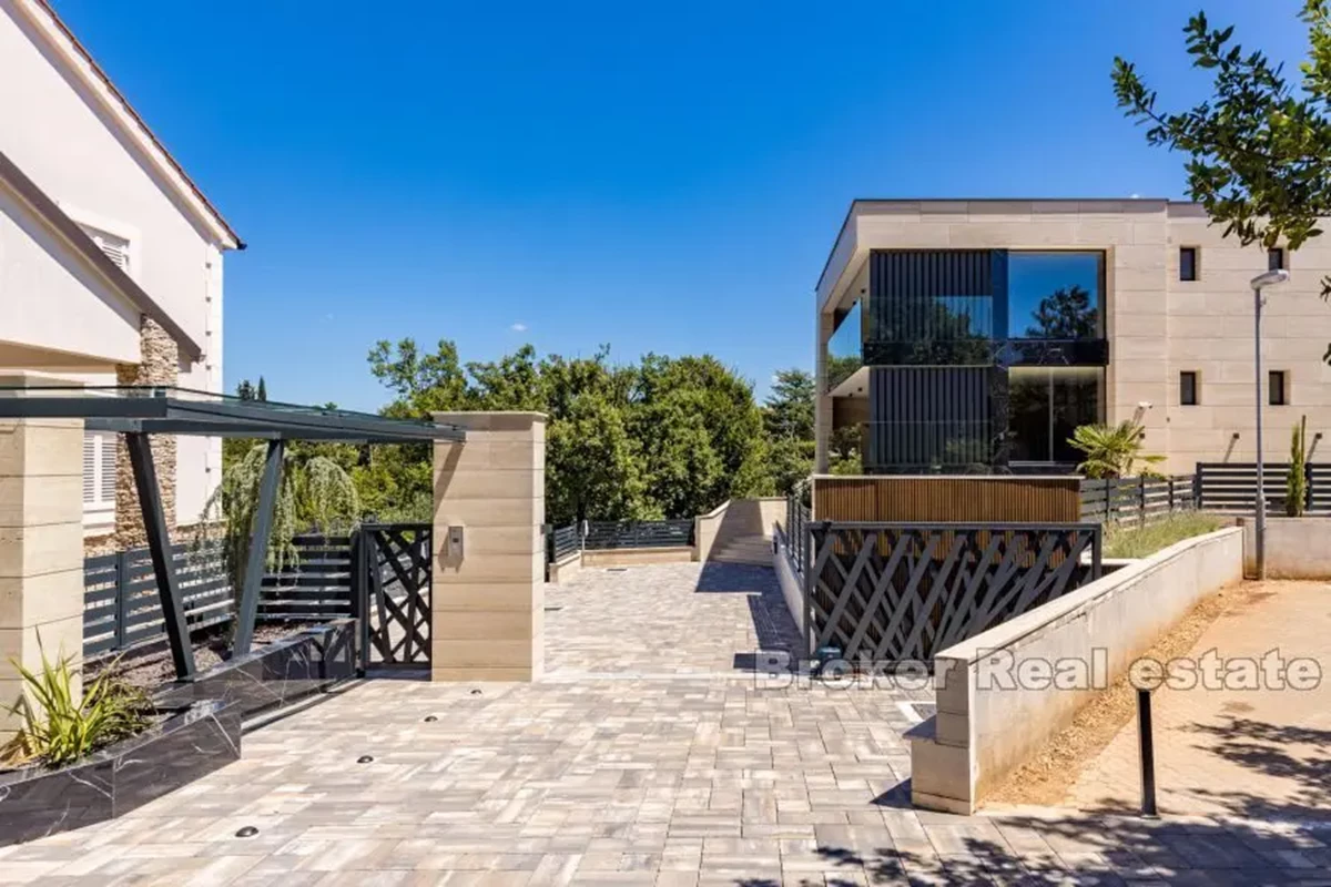 Attico di lusso con piscina e vista mare