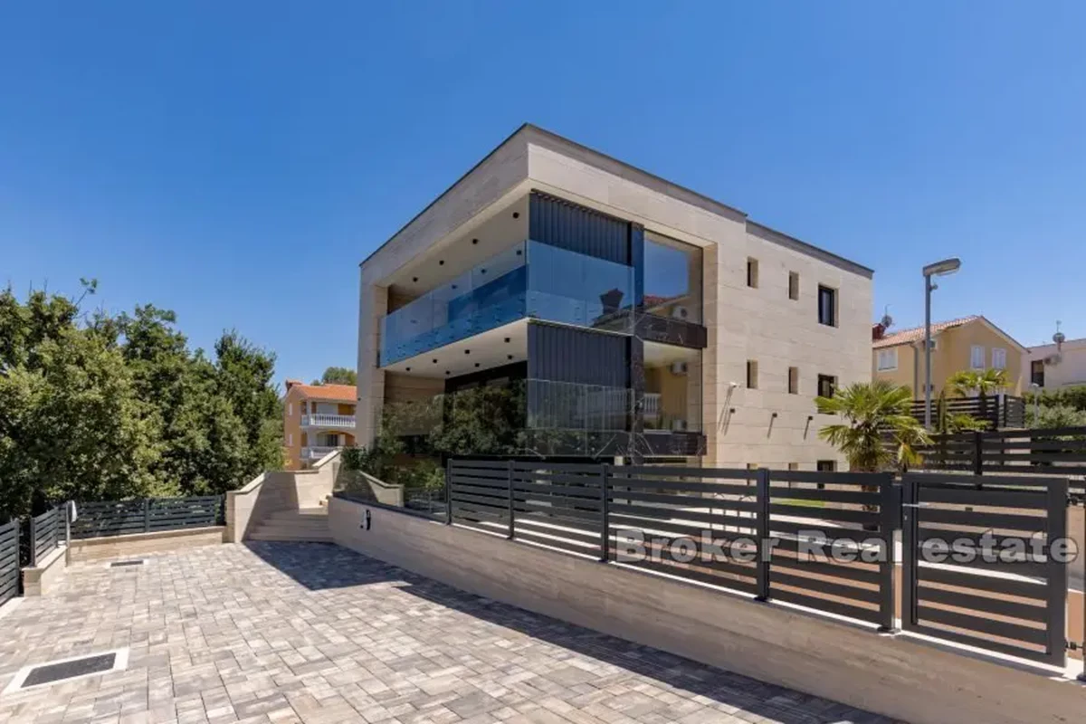 Attico di lusso con piscina e vista mare