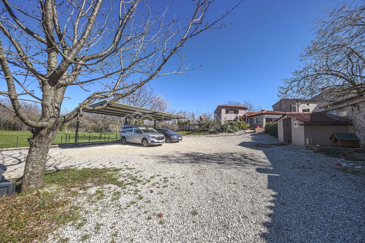 Due case, terreno edificabile, Barban, Istria